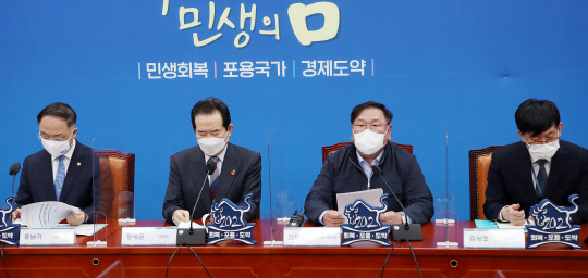 김태년 민주당 대표 직무대행이 28일 국회에서 열린 부동산 투기 근절 및 재발 방지대책을 위한 고위당정협의회에서 발언하고 있다. 연합뉴스